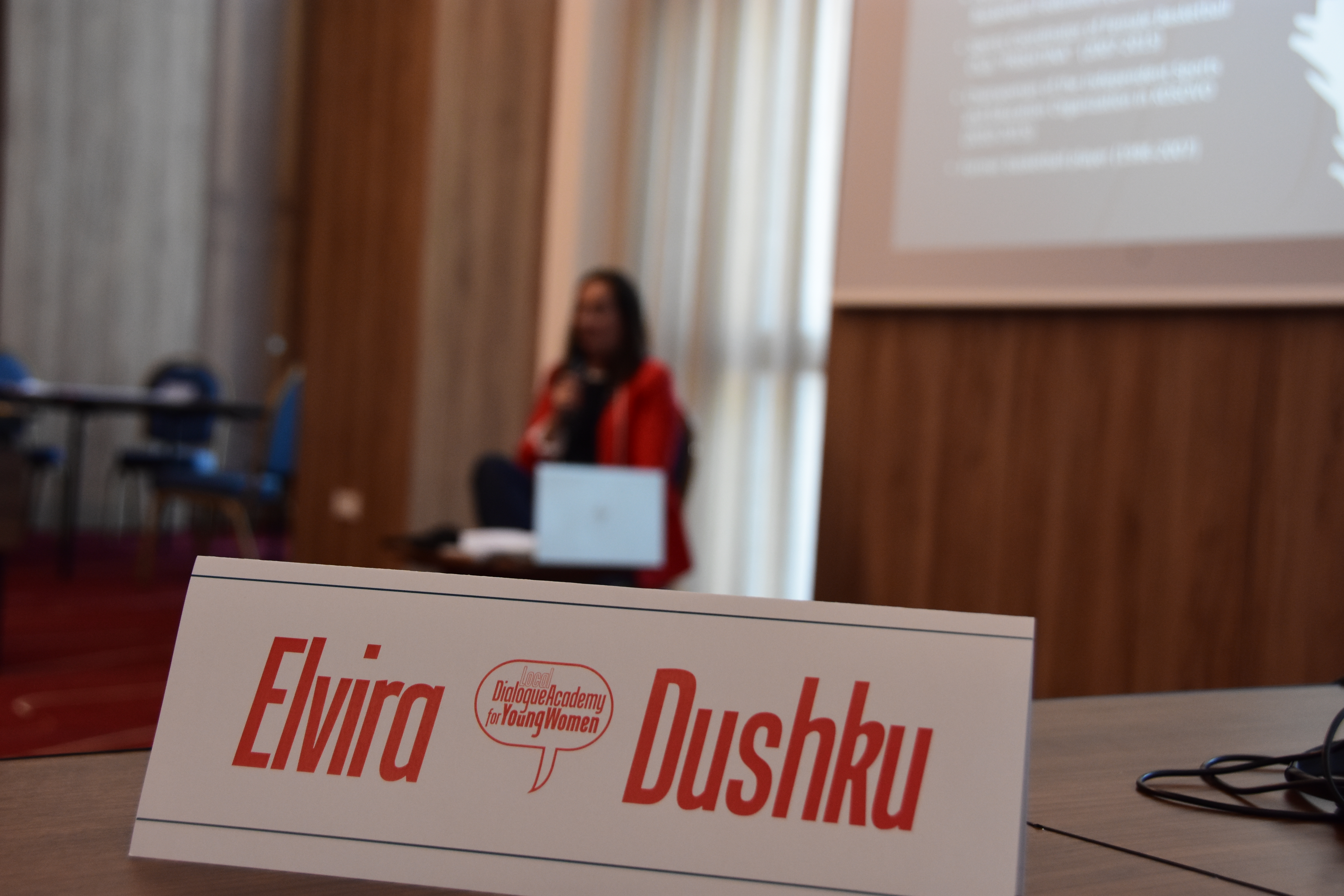 Dushku ndan tregimin e saj me Akademinë e Dialogut Lokal për Vajzat e Reja organizuar nga Misioni i OSCE-së në Kosovë